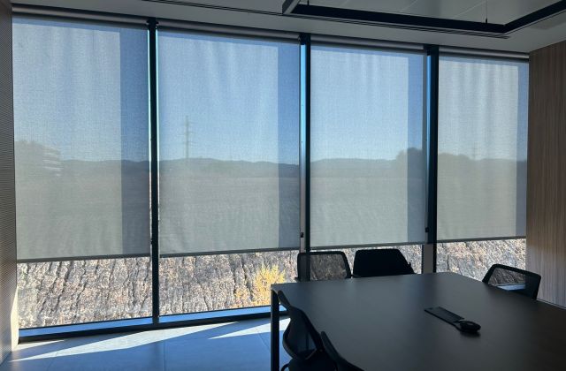 Instalación de cortinas enrollables con tejido técnico screen, referencia PS403 abertura del 3% y color 28021, en oficinas de Sant Cugat del Vallès