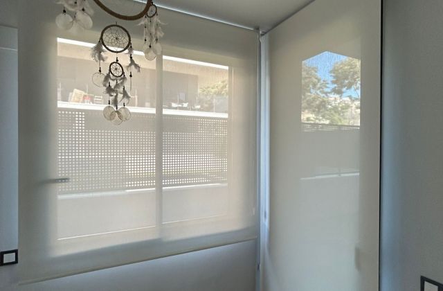 instalación de cortinas enrollables con tejido técnico screen, referencia 380P abertura del 1% y color White, en vivienda de Santa Susanna