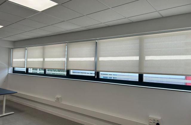 Instalación de cortinas con tejido técnico screen, abertura del 1% Referencia 420P y color White, en oficinas de Sant Feliu de Llobregat