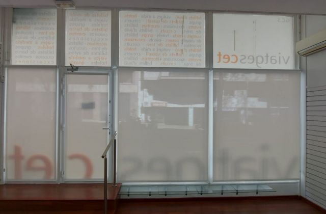 Instalación de cortinas enrollables con tejido técnico screen, color blanco y abertura del 1%, en oficina de Barcelona