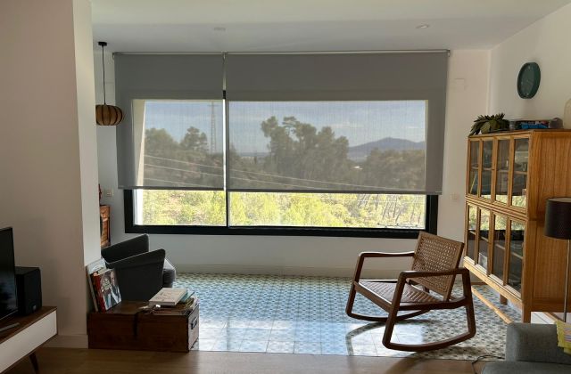 Instalación de cortina enrollable motorizada con tejido técnico screen, referencia 390P abertura del 3% color Pearl/Grey, en vivienda del Baix Llobregat 
