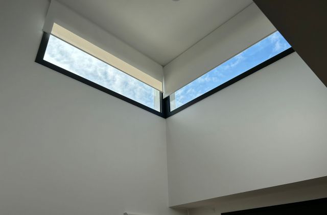 Instalación de cortinas enrollables con tejido técnico screen y motor batería, referencia 420P abertura del 1% y color White, en vivienda de Viladecavalls