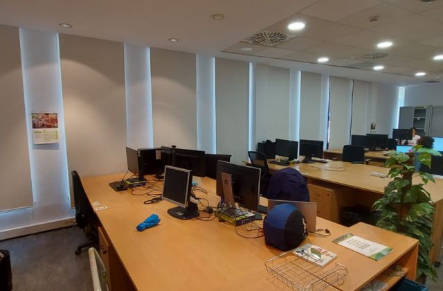 Cortinas enrollables opacas, referencia Darktex color Ligtgrey, instaladas en oficinas de Barcelona