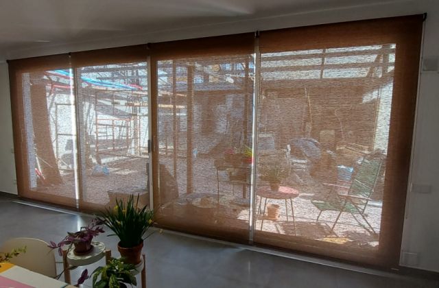 Instalación de cortinas enrollables con fibras naturales, tejido Manila color marrón, en vivienda de Vilanova del Vallès