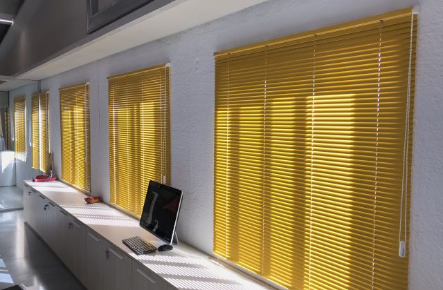 Cortinas venecianas aluminio color amarillo para oficinas en la província de Barcelona