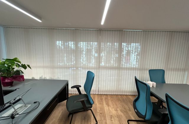 Cortina vertical lamas 89mm instaladas en despacho en Barcelona, ejemplo lamas cerradas