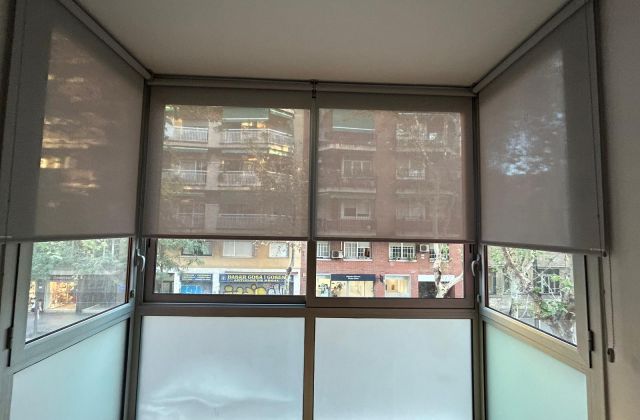 Instalación de cortinas enrollables con tejido técnico screen, referencia 390P abertura del 3% y color White/Linen, en vivienda de Barcelona
