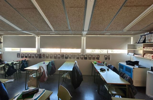 Instalación de cortinas enrollables con tejido opaco, referencia OPAC400 y color 002002, en instituto de Barcelona
