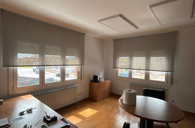 Instalación de cortinas enrollables con tejido técnico screen, referencia 380P abertura del 5% y color Pearl/White, en oficinas de Sant Just Desvern