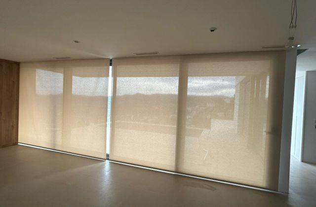 Instalación de cortinas enrollables con tejido técnico screen, referencia 420P abertura del 1% y color White/Linen, en vivienda de Pallejà
