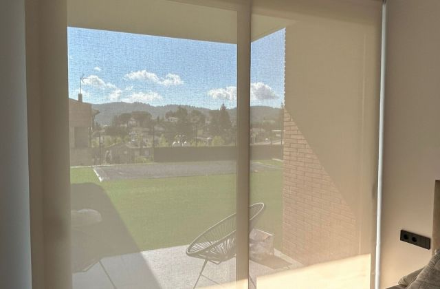 Instalación de cortinas enrollables con tejido técnico screen, referencia PS550 abertura del 5% y color Linen, en vivienda de Llinars del Vallès