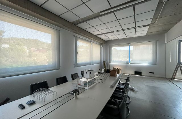 Cortinas enrollables en sala de reuniones en oficina en Olesa de Montserrat