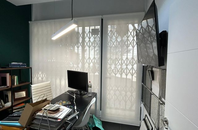 Instalación de cortinas enrollables con tejido técnico screen, referencia 390P abertura del 3% y color blanco, en oficinas de Hospitalet de Llobregat