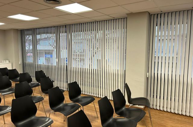 Cortinas verticales blancas instaladas en oficina de Barcelona