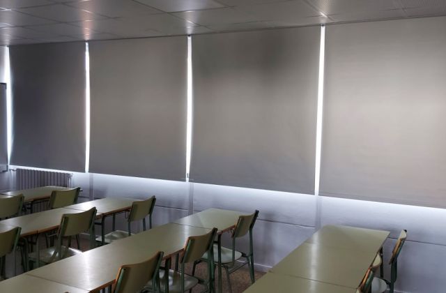 Cortinas opacas instaladas en aula de colegio en Badalona