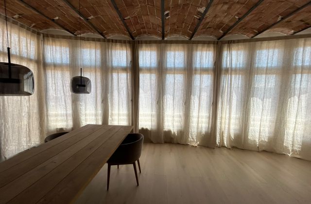 Cortinas tradicionales de lino instaladas en salón de vivienda en Vilassar