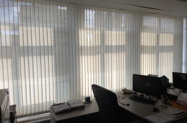 Cortinas verticales con tejido técnico screen instaladas en despacho de oficina de Barcelona