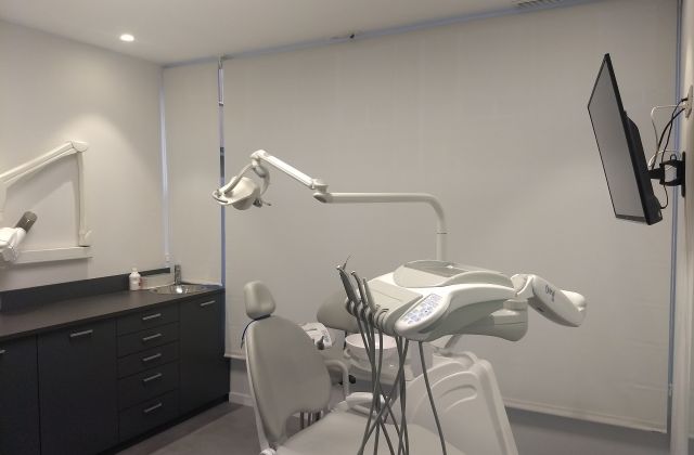Instalación de cortinas en clínica dental de Barcelona