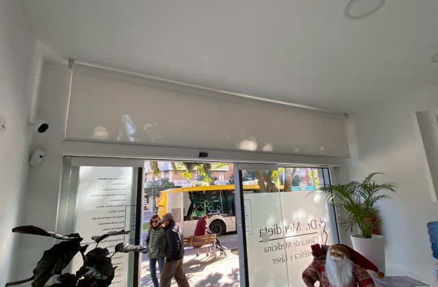 Cortina enrollable con tejido técnico screen instalada en Esplugues
