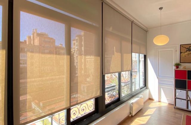 Instalación de cortinas enrollables motorizadas con tejido técnico screen y abertura del 3% instaladas en vivienda de Barcelona