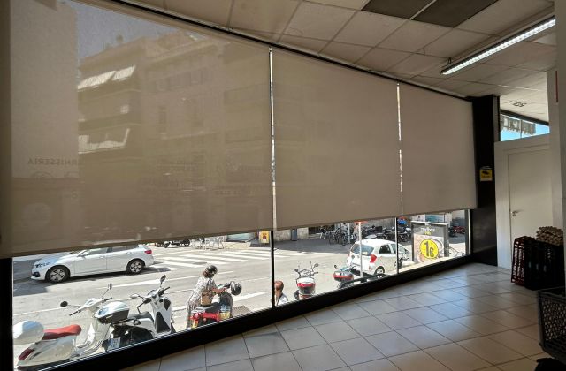Instalación de cortinas enrollables con tejido técnico screen, referencia Natté 420P abertura del 1% color 2007, en Mercado Municipal de Sitges