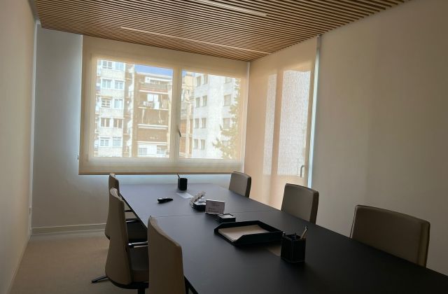 Instalación de estores enrollables con tejido técnico screen, referencia 390P abertura del 3% y color WHITE02002, en oficinas de Barcelona