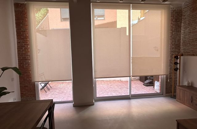 Estores enrollables con tejido técnico screen, referencia 380P abertura del 5% y color White, en vivienda de Barcelona