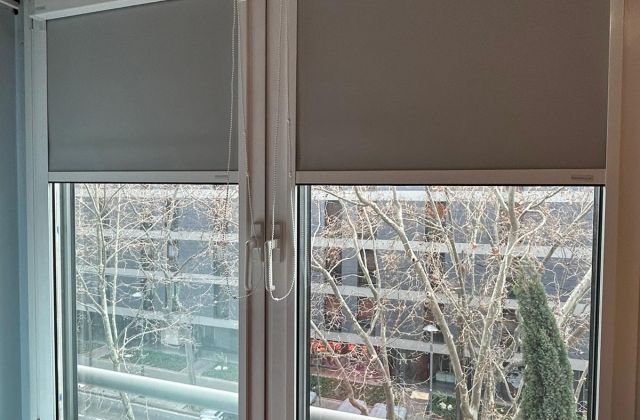 Cortinas enrollables con tejido opaco y sistema FIT instaladas en vivienda de Barcelona