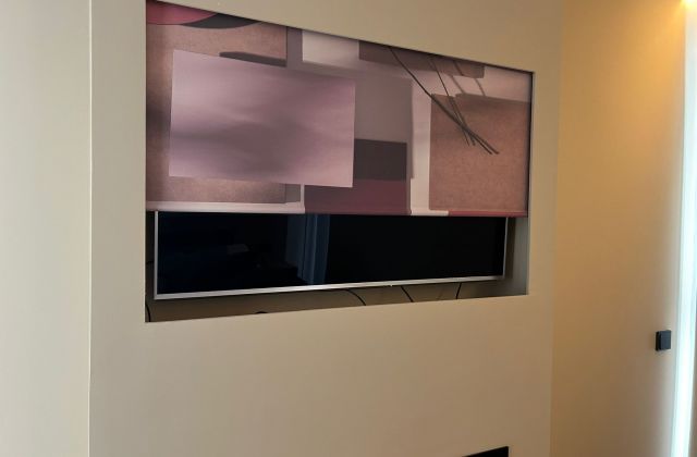 Instalación de cortina enrollable con tejido técnico screen motorizada y serigrafiada, referencia 420P abertura del 1% en color blanco, en vivienda de Pallejà