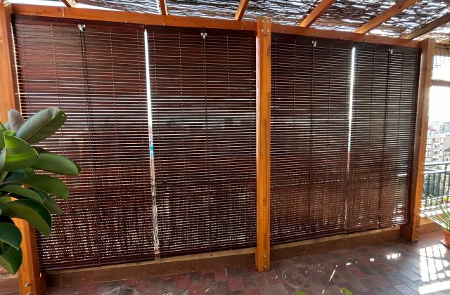 Instalación de persianas alicantinas de madera en vivienda de Barcelona