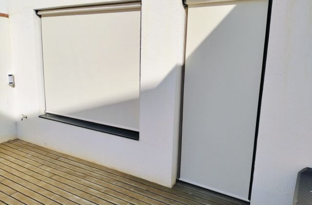 Instalación de toldo vertical con tejido Recscreen, referencia 650 y abertura del 5%, en vivienda de Vilassar de Dalt