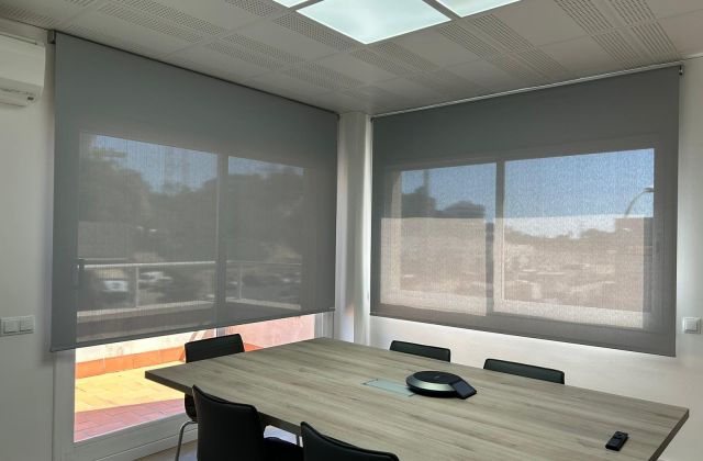 Cortinas enrollables con tejido técnico screen, abertura del 1% y referencia Natté420 color Pearl/Grey, instaladas en oficinas de Sant Just Desvern