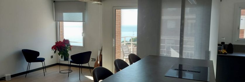 Cortina enrollable y panel japonés instaladas en vivienda de Montgat