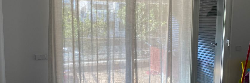 Cortina tradicional con tejido blanco instalada en Sant Cugat del Vallès