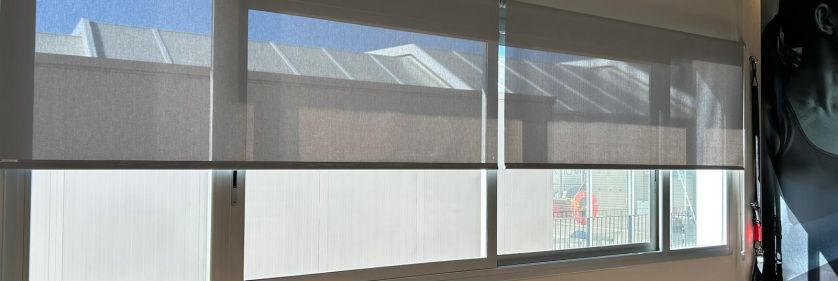 Cortinas enrollables instaladas en los ventanales del Club Esportiu Gran Via Mar de Castelldefels