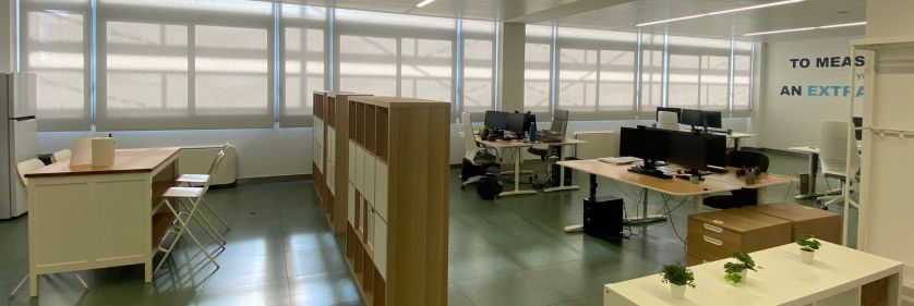 Estores enrollables instaladas en ventanales de una oficina en Castelldefels