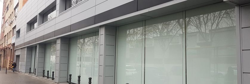 Cortinas enrollables instaladas en local comercial en Barcelona