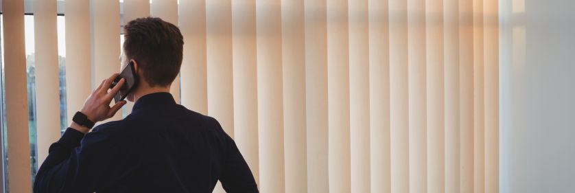 Cortina técnica, cortinas de lamas verticales instalada en ventanal