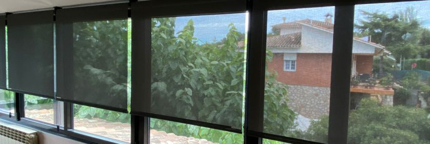 Cortinas enrollables con tejido técnico screen de color negro instaladas en ventanas de vivienda en Cobera del Llobregat