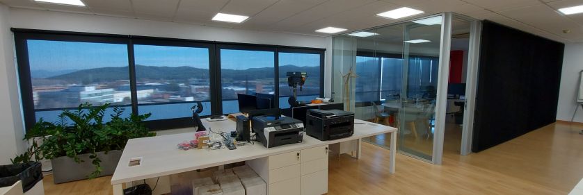 Cortinas en oficina, cortina con lamas verticales y cortinas enriollables con tejido de color ebony