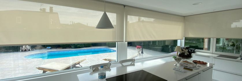 cortinas enrollables color lino en cocina de casa segunda residencia