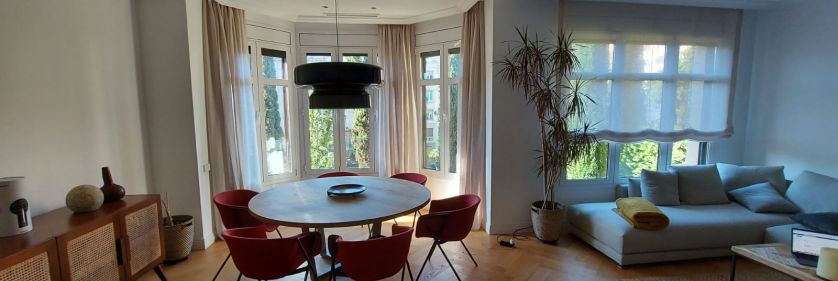 Cortinas tradicionales y plegables sin varilla en salón