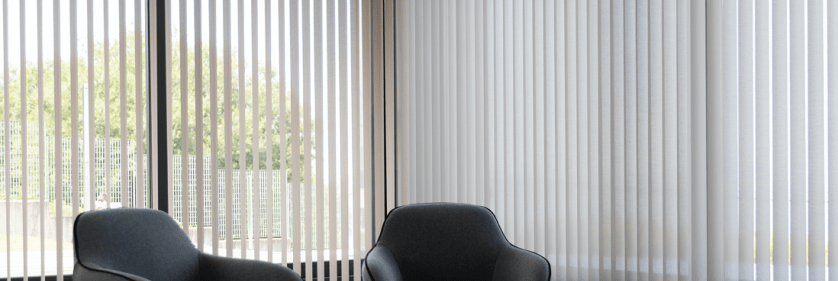 Cortina vertical sin cadena inferior