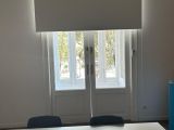 Instalación de cortina enrollable con tejido opaco, referencia Blackout y color blanco, en oficina de Barcelona