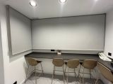Instalación de cortinas enrollables con tejido opaco, referencia OPAC400 y color White, en oficinas de Viladecans
