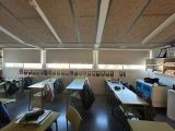 Instalación de cortinas enrollables con tejido opaco, referencia OPAC400 y color 002002, en instituto de Barcelona