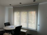Instalación de cortinas enrollables con tejido técnico screen, referencia 380P abertura del 5% y color White/Linen, en oficinas de Barcelona