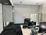 Instalación de cortinas enrollables con tejido técnico screen, referencia 380P abertura del 5% y color White/Pearl, en oficinas de Barcelona