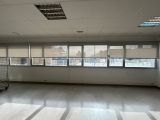 Instalación de cortinas enrollables con tejido técnico screen, referencia 390P abertura del 3% y color White/Pearl, en oficinas de El Prat de Llobregat