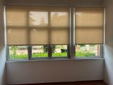 Instalación de cortinas enrollables con tejido técnico screen, referencia 420P abertura del 1% y color Blanco lino, en oficinas de Barcelona